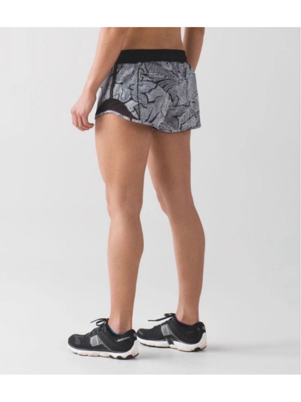 Women's Lululemon Hotty Hot Shorts 2.5" Dottie Tribe Black White Size 6